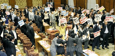 在国会内抗议的日本在野党议员。