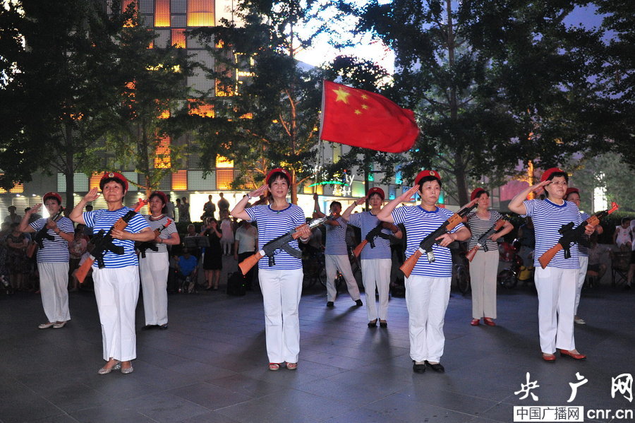 大妈跳广场舞纪念“七七事变”