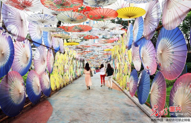 泸州万把非遗油纸伞“开花”迎国庆