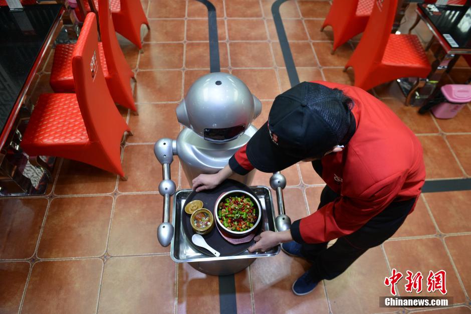 成都首家机器人餐厅开业 引美女食客尝鲜