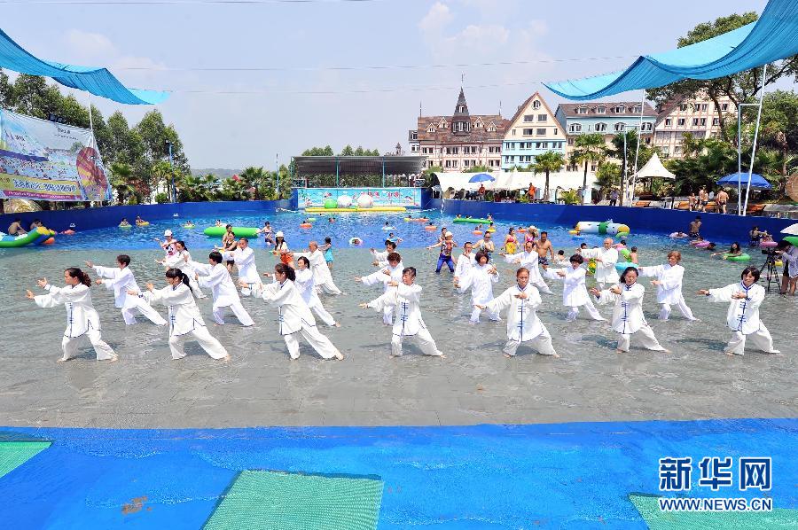 （体育）（2）重庆市民演绎“水上太极拳”