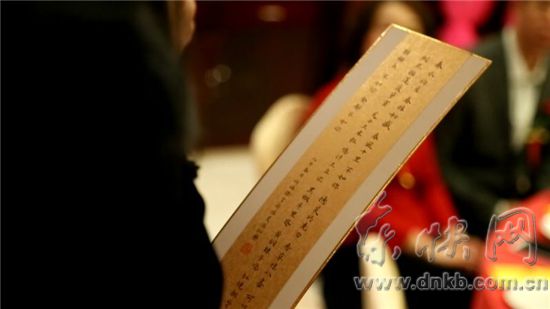 90后女孩小楷写喜庆段子为婚礼助兴　已习字20年