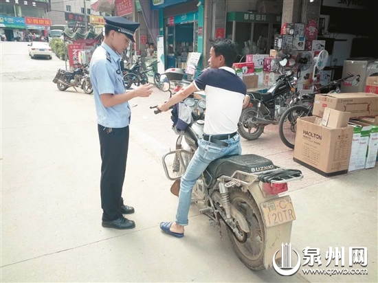 安溪一幼儿走失后急中生智　“赖”上民警找到家