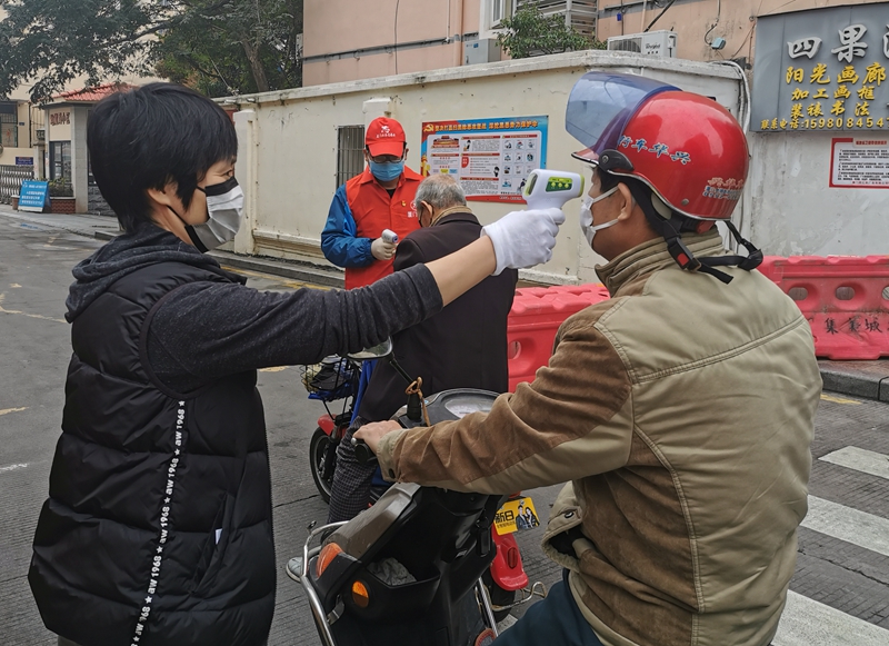 集大机械与能源工程学院党委组织委员郭美茹在岑东路口参与防疫检查（郭妮妮摄）.jpg