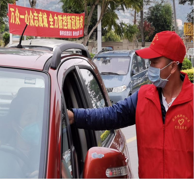 卢宗胜正在检查来往人员体温（杨卫东拍摄）.jpg