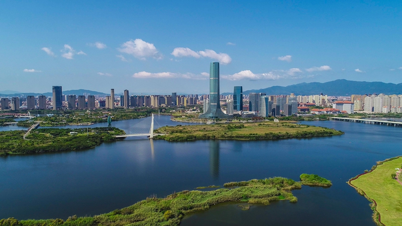 风光旖旎的集美湖与环湖兴建的集美新城交相辉映（林志杰 无人机摄）.jpg