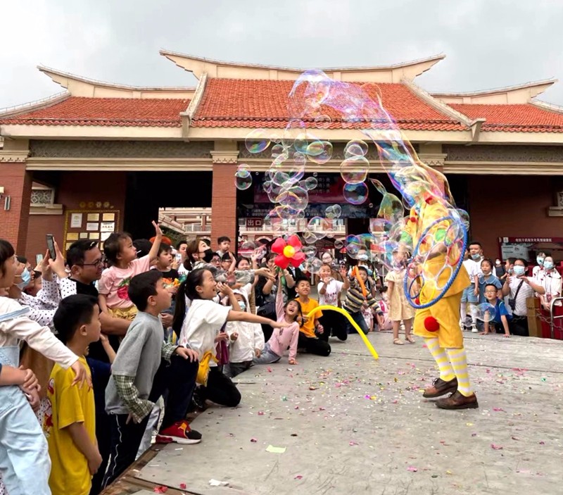 灵玲马戏城广场舞台表演节目（区文旅局供图）.jpg