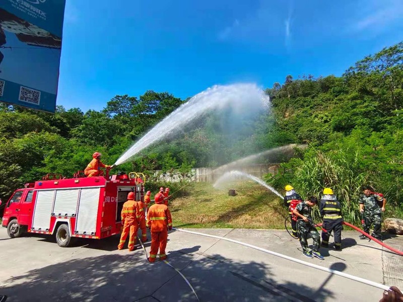 现场利用消防车进行破灭山火演练.jpg